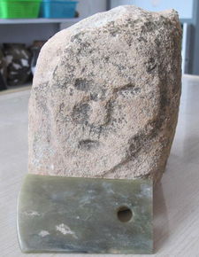 陕西神木石峁遗址石城墙体发现 石雕人面像